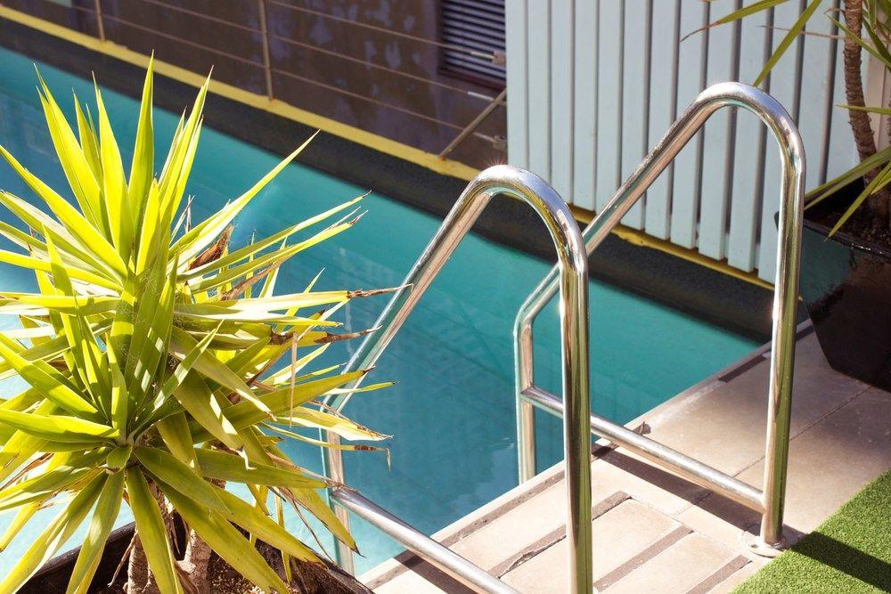Adelphi Hotel Melbourne Dış mekan fotoğraf A pool ladder