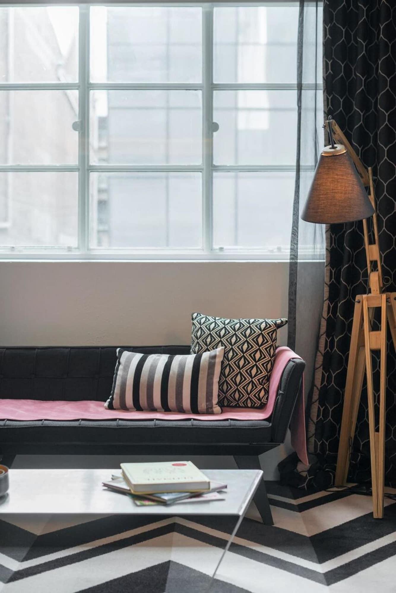 Adelphi Hotel Melbourne Dış mekan fotoğraf A floor lamp