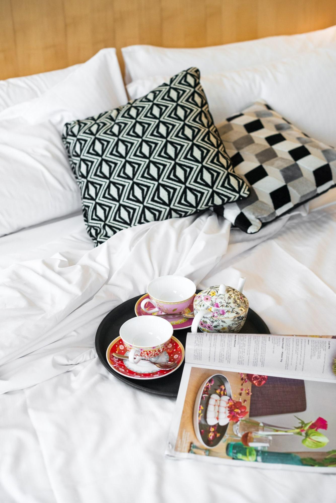 Adelphi Hotel Melbourne Dış mekan fotoğraf A bed with cushions