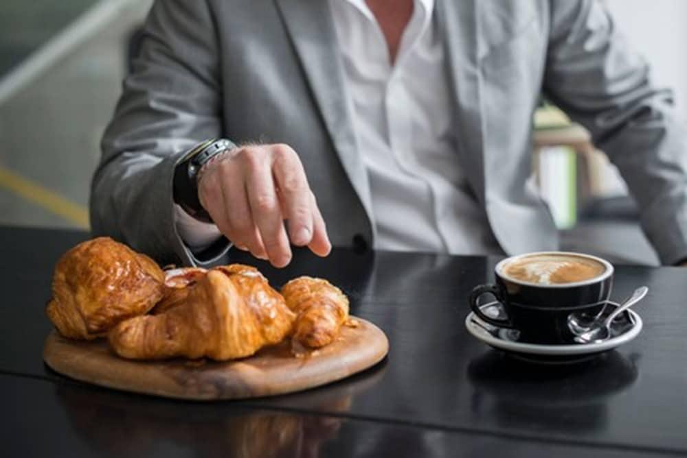 Adelphi Hotel Melbourne Dış mekan fotoğraf A man with a coffee and a pastry