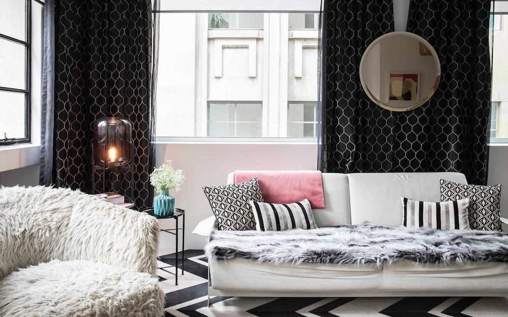 Adelphi Hotel Melbourne Dış mekan fotoğraf A living room with a black and white chequered floor