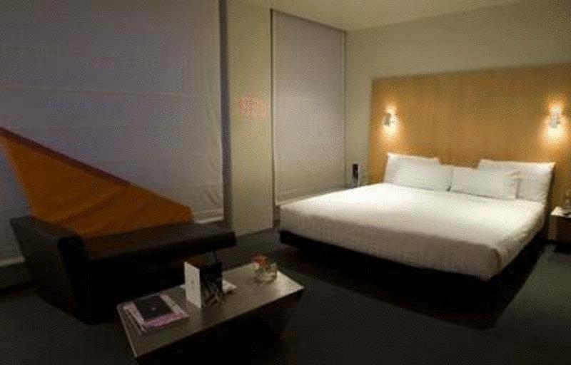 Adelphi Hotel Melbourne Oda fotoğraf A room at the Standard East Village