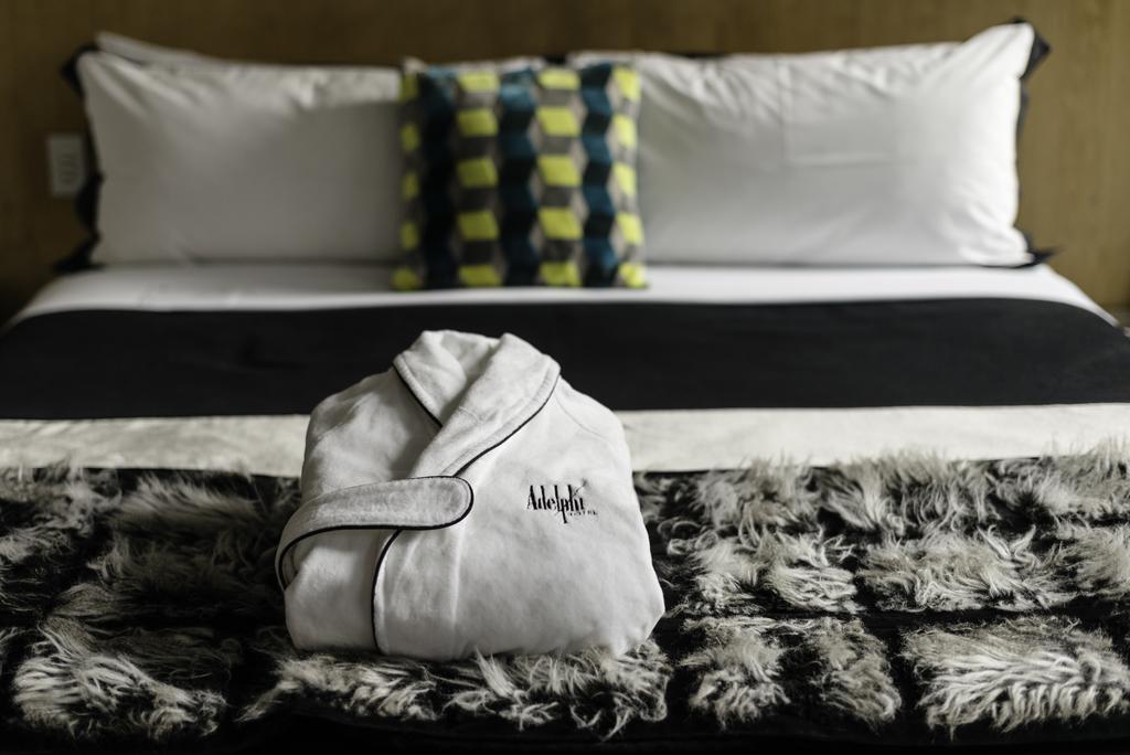 Adelphi Hotel Melbourne Dış mekan fotoğraf A bathrobe on a bed