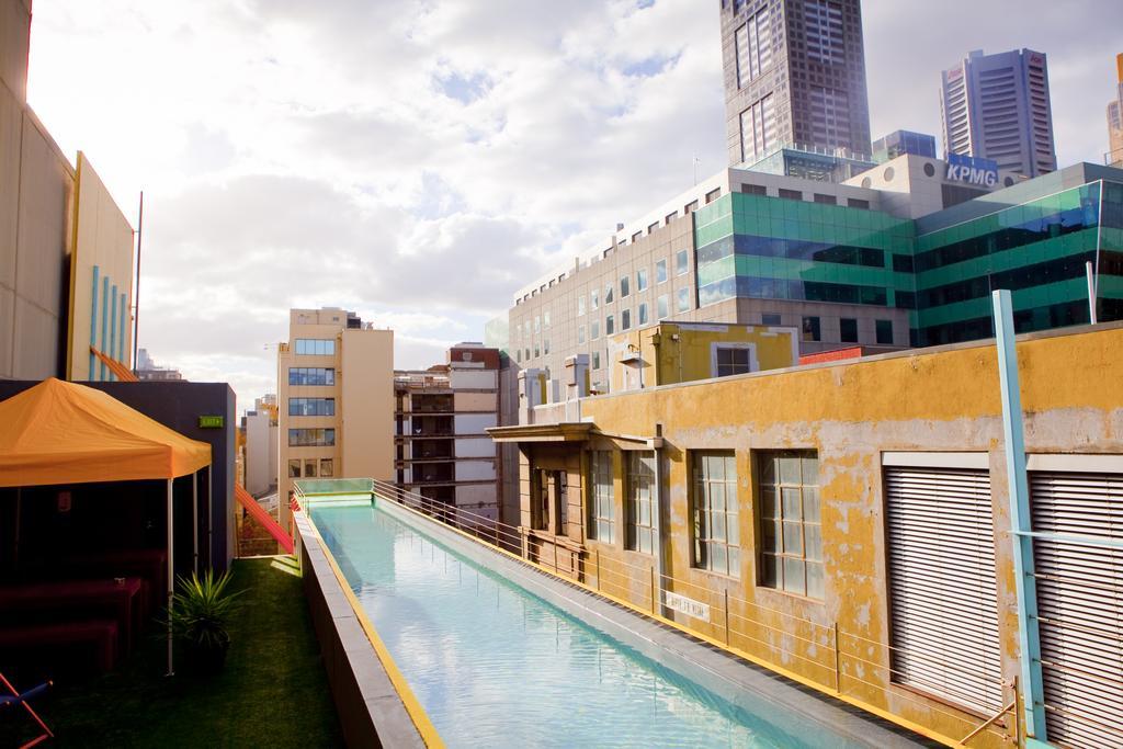 Adelphi Hotel Melbourne Dış mekan fotoğraf The pool at the rooftop of the Standard East Village