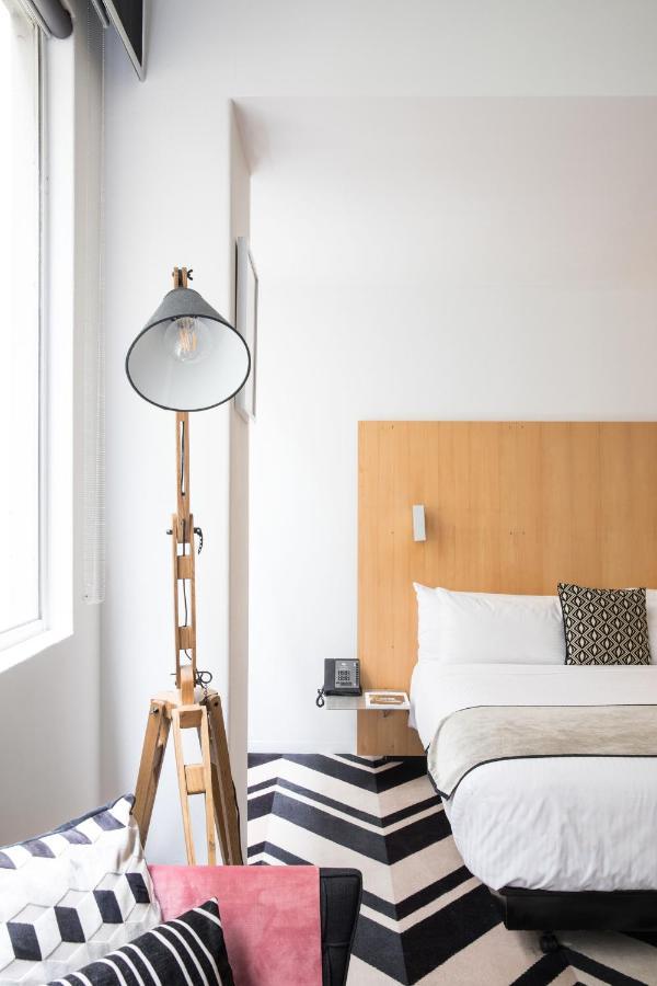 Adelphi Hotel Melbourne Dış mekan fotoğraf A floor lamp